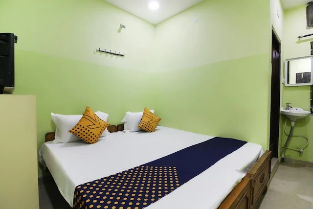 Luxury AC room at Star Guest House Kondapur Hyderabad